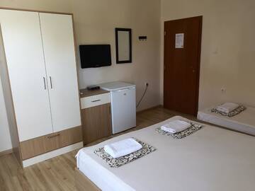 Фото номера Трехместный номер, вид на сад Гостевой дом Guest House Sv Nikola г. Ахтопол 3
