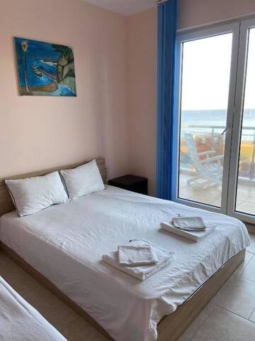 Фото номера Семейный номер с видом на море Гостевой дом Kotvata - Apartments г. Ахтопол 6