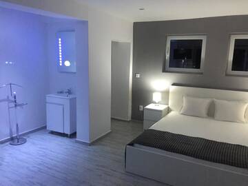 Фото номера Люкс с кроватью размера «king-size» и видом на море Отель Agata Beach г. Ахтопол 7
